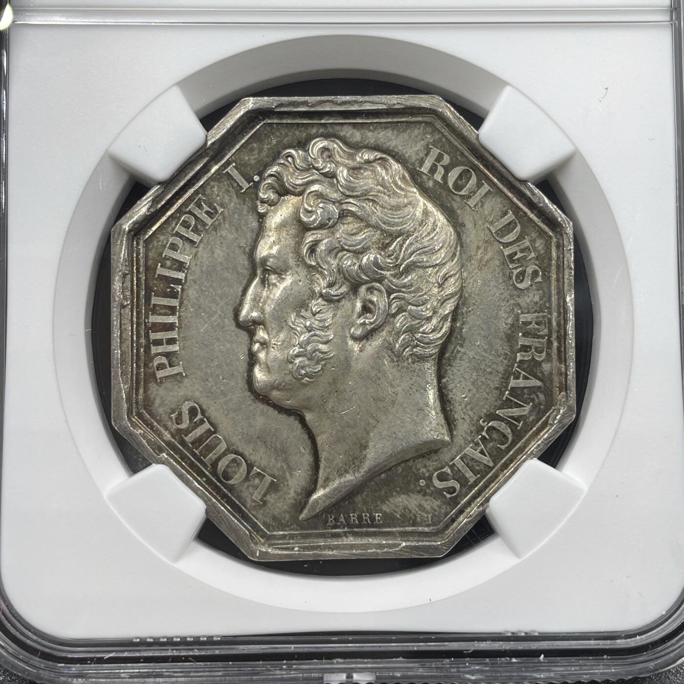 「木头集藏」“冬至雅藏”——章牌精品专场！ 1832年法国巴黎证券经纪人八角银章，MS 61 ，直径：36mm，背面刻画巴黎证券交易所。