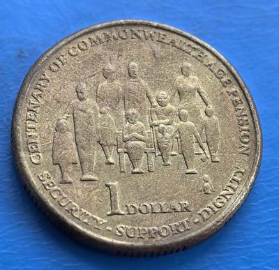 外国优质老铜币高银银币，周六九点倒数截拍，满百包邮，持续收拍 - 澳大利亚2009年联邦养老金百年纪念币。以多代人群像，搭配 “SECURITY - SUPPORT - DIGNITY” ，传递养老保障意义，是记录澳社会保障史、具社会价值的钱币 。