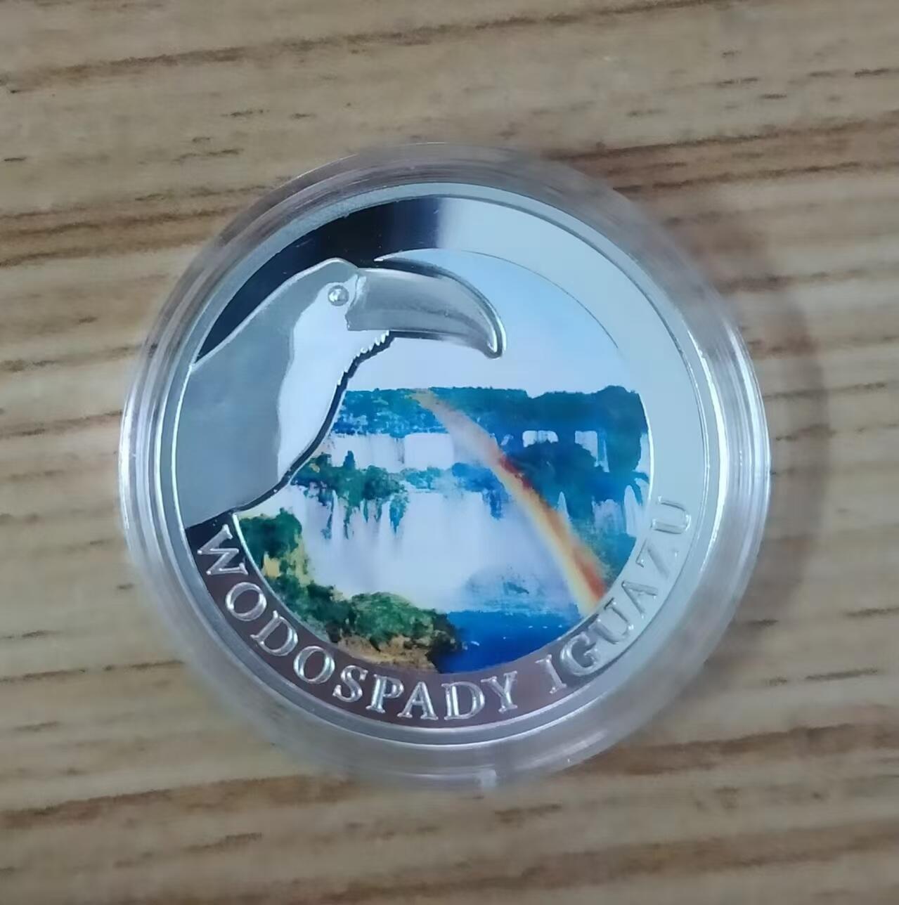 ❤️【币观天下】❤️ 第335期钱币拍卖- 2025.12.19周五晚上6点半场-长期征集拍品 波兰造币厂2013年，自然奇观系列-伊瓜苏大瀑布(世界公认最美丽的瀑布)，波兰造币厂自然奇观系列彩色精制无面值银币. 带盒无证书. 10克,直径32mm,漂亮少见品.实物超级精美漂亮. 国外售价96美元