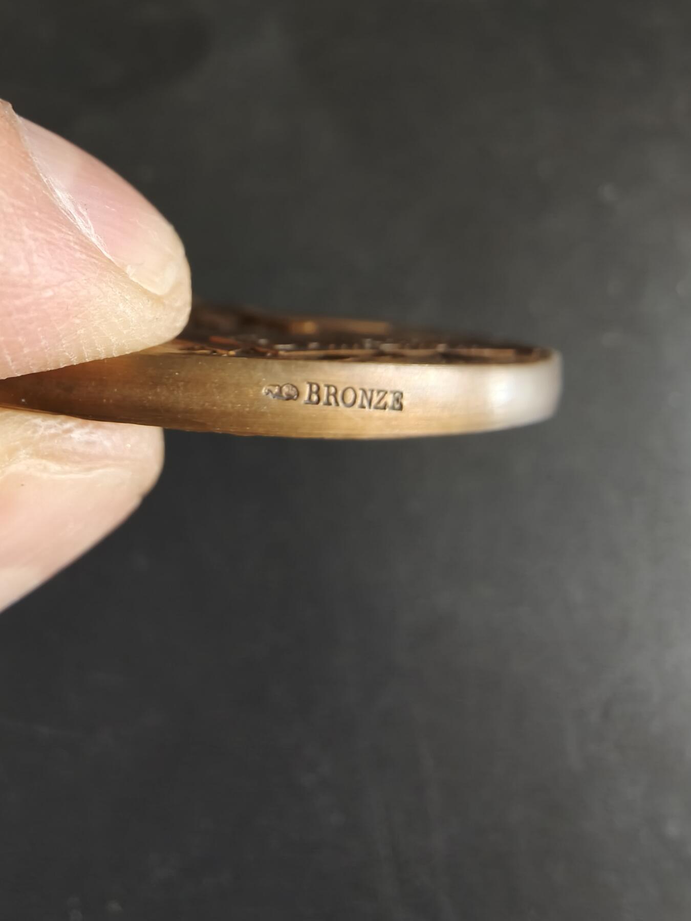 老王徽章第170期 法国1900巴黎世博会大铜章     大师夏普兰作品     直径64mm    重量99g