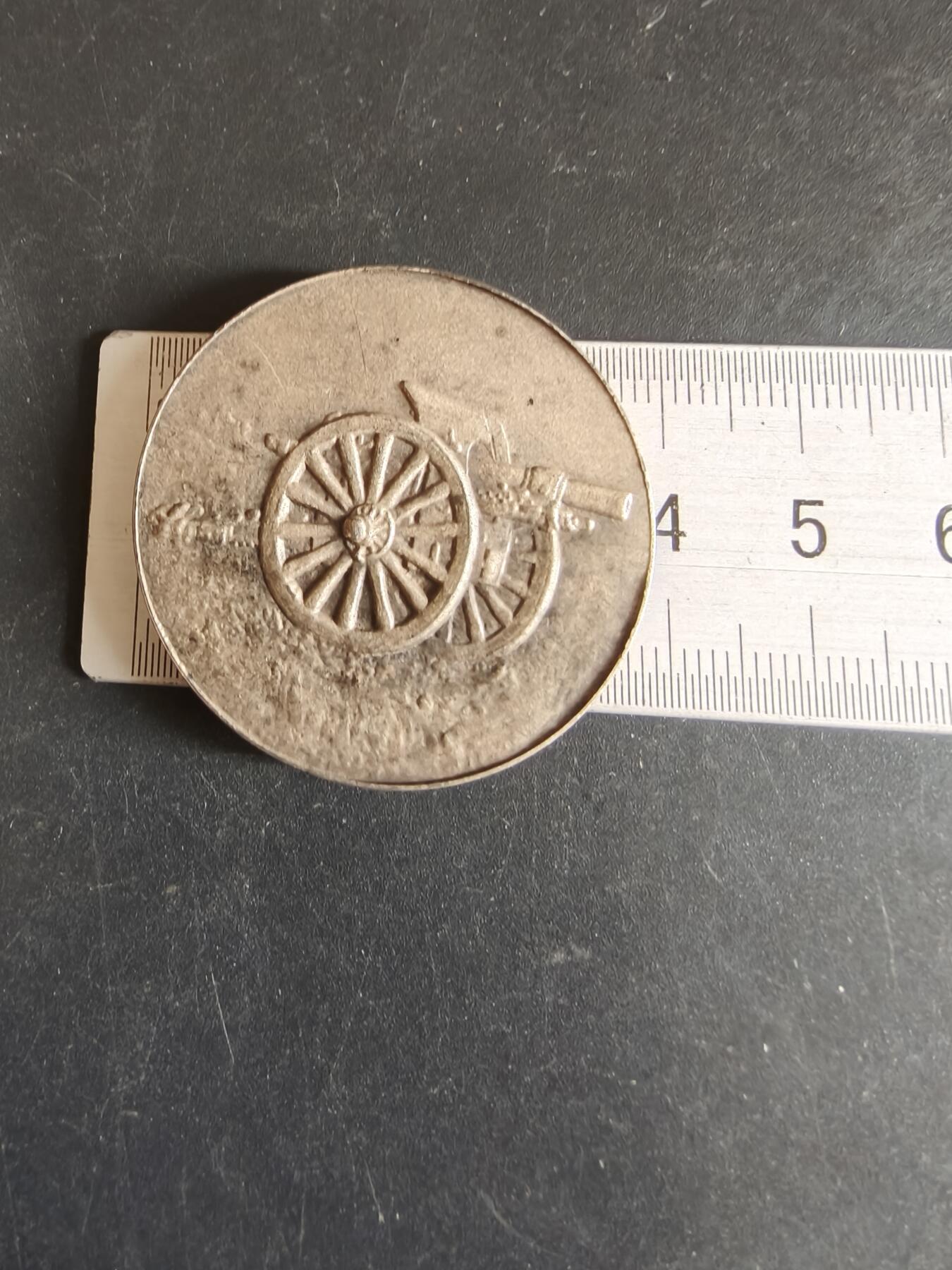 老王徽章第170期 英国1967年野战炮学员兵镀银铜章    直径39mm    .重量25.1g