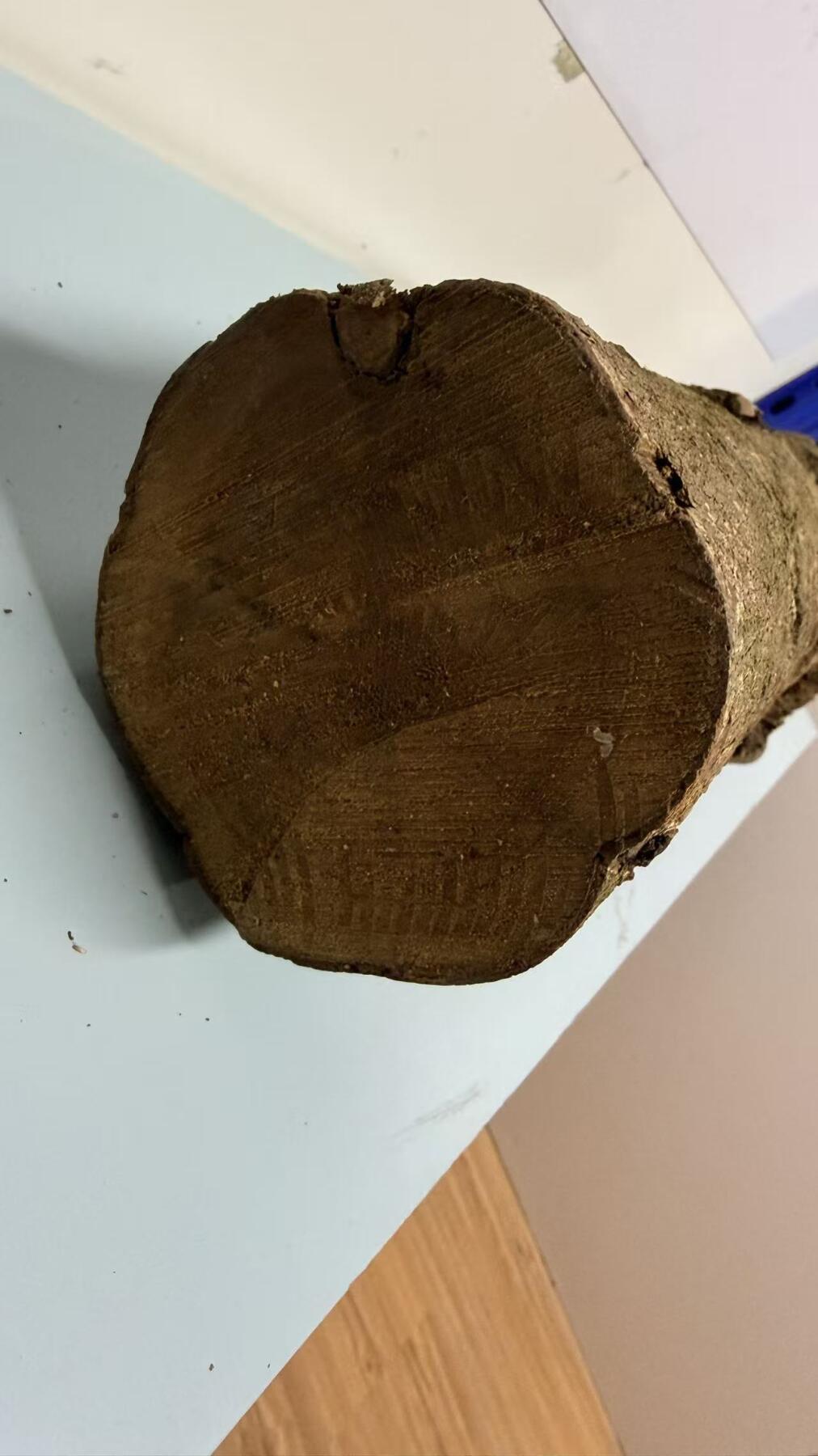 零元拍： S1-1 金丝楠 原木 风水柱 横财（材）带皮， 尺寸：60/11.5/13.5CM。抛光后金灿灿满香。最后一图为成品效果。