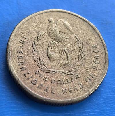 外国优质老铜币高银银币，周六九点倒数截拍，满百包邮，持续收拍 - 澳大利亚1986年国际和平年纪念币。以橄榄枝、和平鸽、双手图案，搭配 “INTERNATIONAL YEAR OF PEACE” ，传递和平理念，是具时代纪念意义的钱币 。