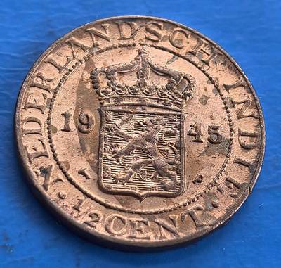 外国优质老铜币高银银币，周六九点倒数截拍，满百包邮，持续收拍 - 极美带原光荷属东印度1945年（今印度尼西亚）1/2 分硬币。正面有荷兰王冠、盾徽及 “NEDERLANDSCH INDIE 1945 1/2 CENT” ；背面是阿拉伯文与爪哇文，二战时由美国费城铸币厂代铸，见证荷兰殖民与印尼独立前历史，具殖民货币文化、二战铸币协作等研究价值，是特殊历史阶段的实物见证 。