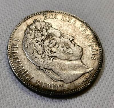 甄臻铺-世界币章拍卖（第44期）精品场拍品征集中，送拍享返佣金等优惠多多 好品相法国1842菲利普一世五法郎银币，正反面都带着月牙黑包浆，少见W厂，非常不错的品相，光银价就315元了，后市行情见长，这枚好品值得入手，细节见图