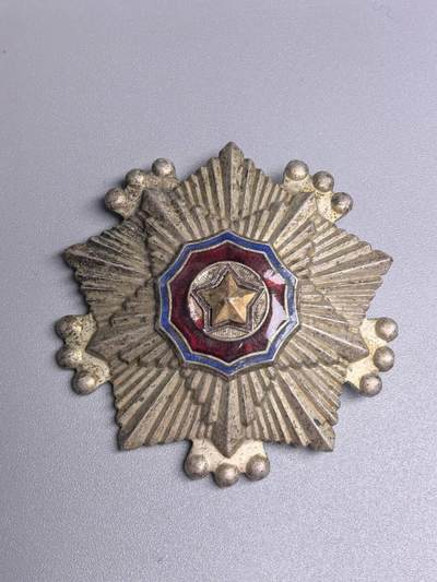 小驴勋章奖章收藏12月20日周六晚六点拍卖（珍爱和平，收藏战争，铭记历史，勿忘国耻，忠党爱国。有偿代拍，送拍规则在简介最后，参拍须阅读规则后再参拍，关系到运费包装发货时效真假辨别等关键信息，拍卖时不再发原图，看大图店主微信码在拍卖店铺介绍里） - 三级国旗勋章，带编号，珐琅有修补