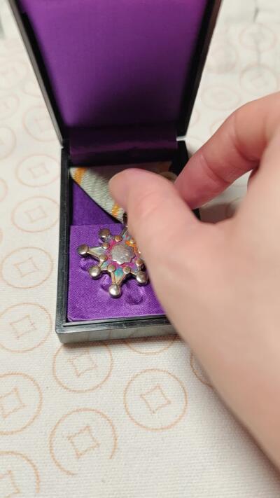 抚柳草堂-第二期章牌钱币 奖章勋章限时免佣 满百包邮 放漏专场 七等瑞宝章 原盒带杯绶 银质17.1g镀金完好氧化的非常漂亮 推荐