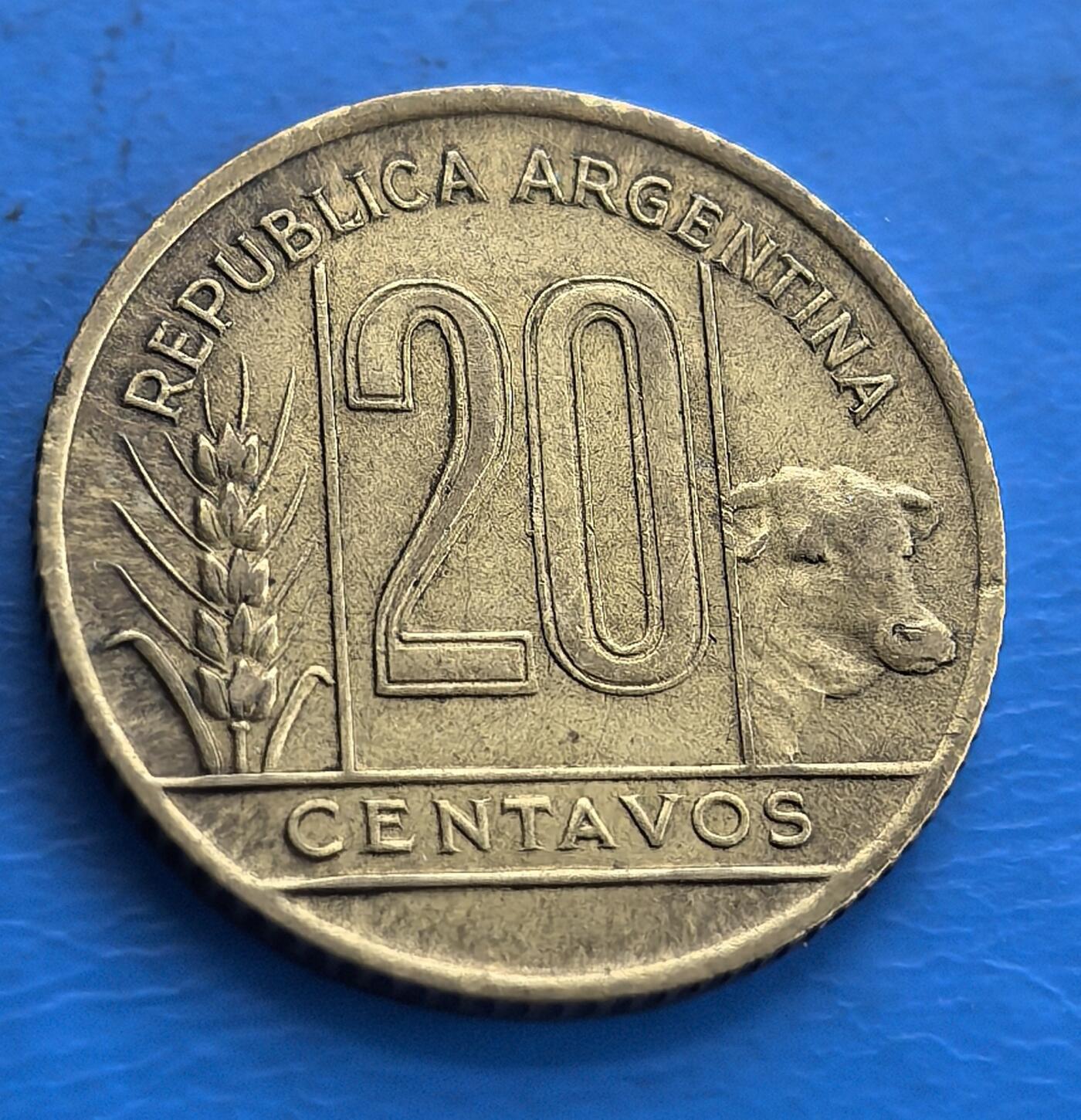 外国优质老铜币高银银币，周六九点倒数截拍，满百包邮，持续收拍 阿根廷1943年奶牛20分，正面 “REPUBLICA ARGENTINA 20 CENTAVOS” 搭配麦穗、牛首，展现农业特色；背面 “LIBERTAD” 及自由女神像，呼应国家追求。它见证阿根廷历史，设计融合文化与经济元素，是研究阿货币史、民俗的实物
