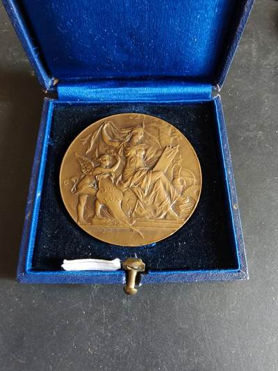 老王徽章第170期 - 法国卢瓦尔省发明家与工业艺术家联盟大铜章     原盒     大师波特作品      直径50mm      重量62.5g