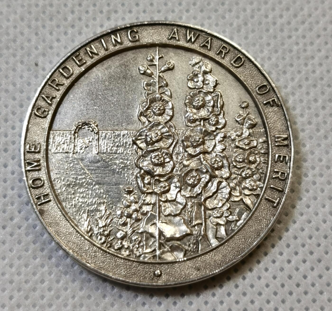 甄臻铺-世界币章拍卖（第44期）精品场拍品征集中，送拍享返佣金等优惠多多 1913年(按银标)英国Home Gardening Award of Merit园艺银质奖章，直径35.1毫米，重20.3克。正面刻有“HOME GARDENING AWARD OF MERIT”字样及花卉图案，背面环绕橄榄枝和蝴蝶结。细节见图