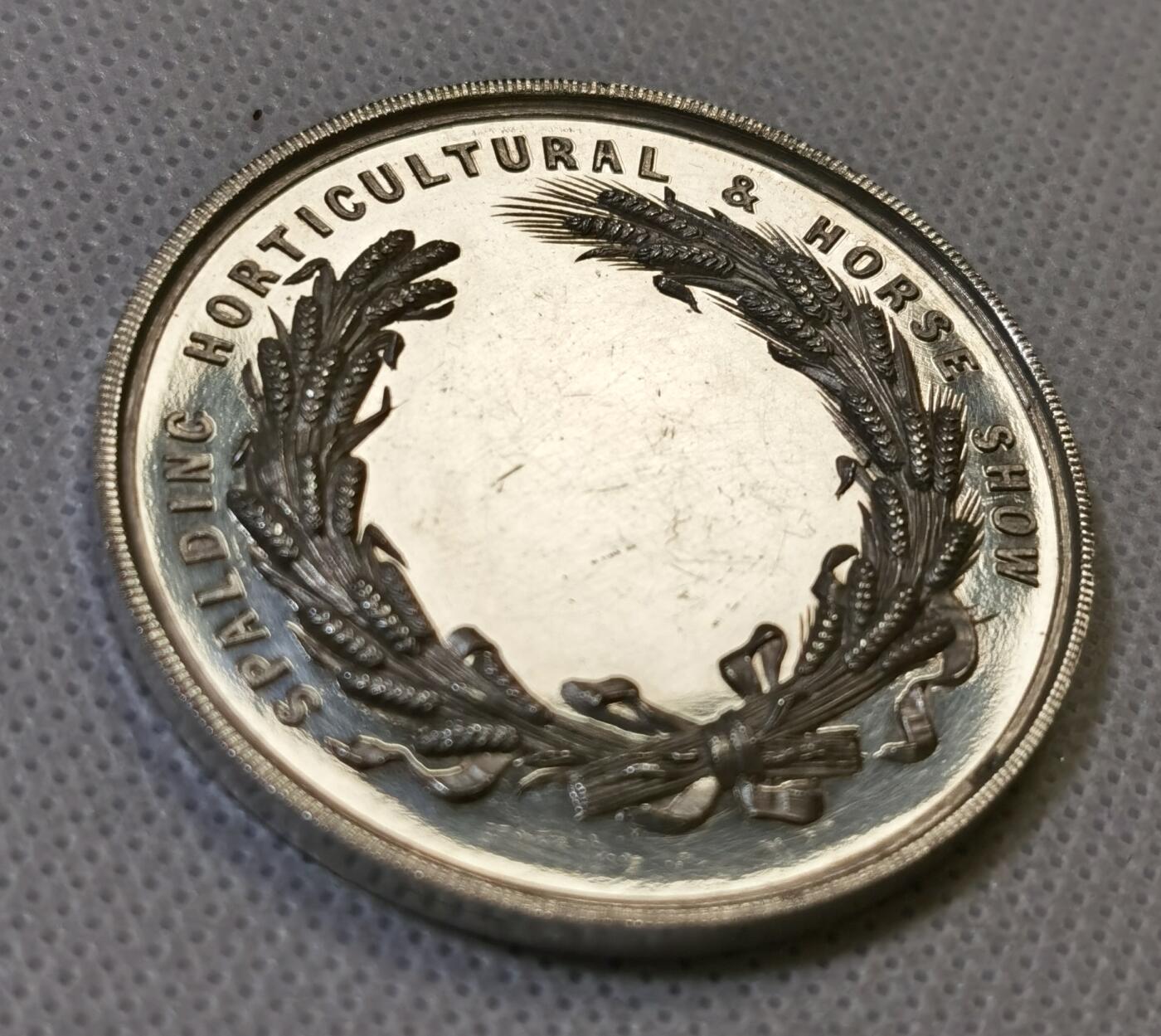 甄臻铺-世界币章拍卖（第44期）精品场拍品征集中，送拍享返佣金等优惠多多 19世纪英国Spalding农业与马术展览会纪念银章，直径47.3毫米，重37.4克，精美浮雕工艺。正面刻画农庄场景，两头牛和马匹，背景是传统英式建筑，周围环绕麦穗花环装饰。背面刻有