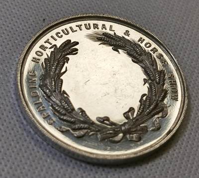 甄臻铺-世界币章拍卖（第44期）精品场拍品征集中，送拍享返佣金等优惠多多 19世纪英国Spalding农业与马术展览会纪念银章，直径47.3毫米，重37.4克，精美浮雕工艺。正面刻画农庄场景，两头牛和马匹，背景是传统英式建筑，周围环绕麦穗花环装饰。背面刻有