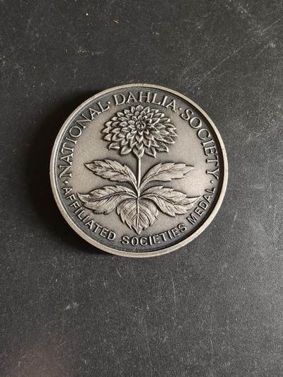 老王徽章第170期 - 英国国家大丽花协会镀银铜章     直径38mm    重量25.4g