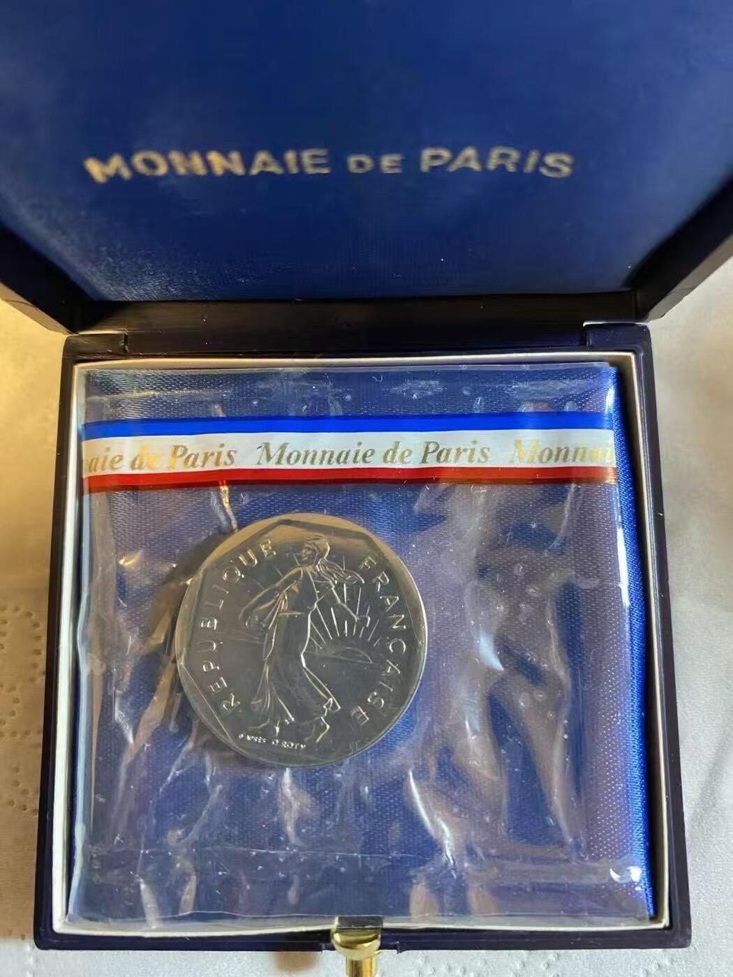 ❤️【币观天下】❤️ 第335期钱币拍卖- 2025.12.19周五晚上6点半场-长期征集拍品 1980年法国播撒女神2法郎加厚镍币带盒子 稀少