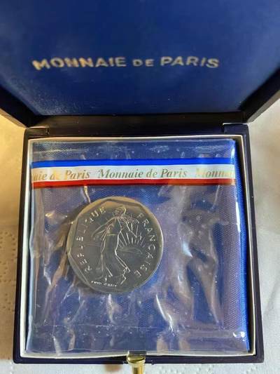 ❤️【币观天下】❤️ 第335期钱币拍卖- 2025.12.19周五晚上6点半场-长期征集拍品 - 1980年法国播撒女神2法郎加厚镍币带盒子 稀少