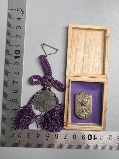 小驴勋章奖章收藏12月20日周六晚六点拍卖（珍爱和平，收藏战争，铭记历史，勿忘国耻，忠党爱国。有偿代拍，送拍规则在简介最后，参拍须阅读规则后再参拍，关系到运费包装发货时效真假辨别等关键信息，拍卖时不再发原图，看大图店主微信码在拍卖店铺介绍里） - 在乡会会员章带盒+遗族记章