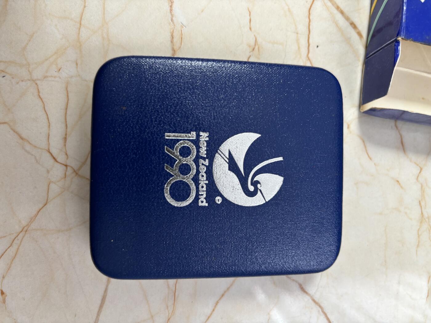 第185期拍卖 新西兰1990年怀唐伊条约签署1元精制纪念银币原盒证书，27.22克，925银.白银价355元