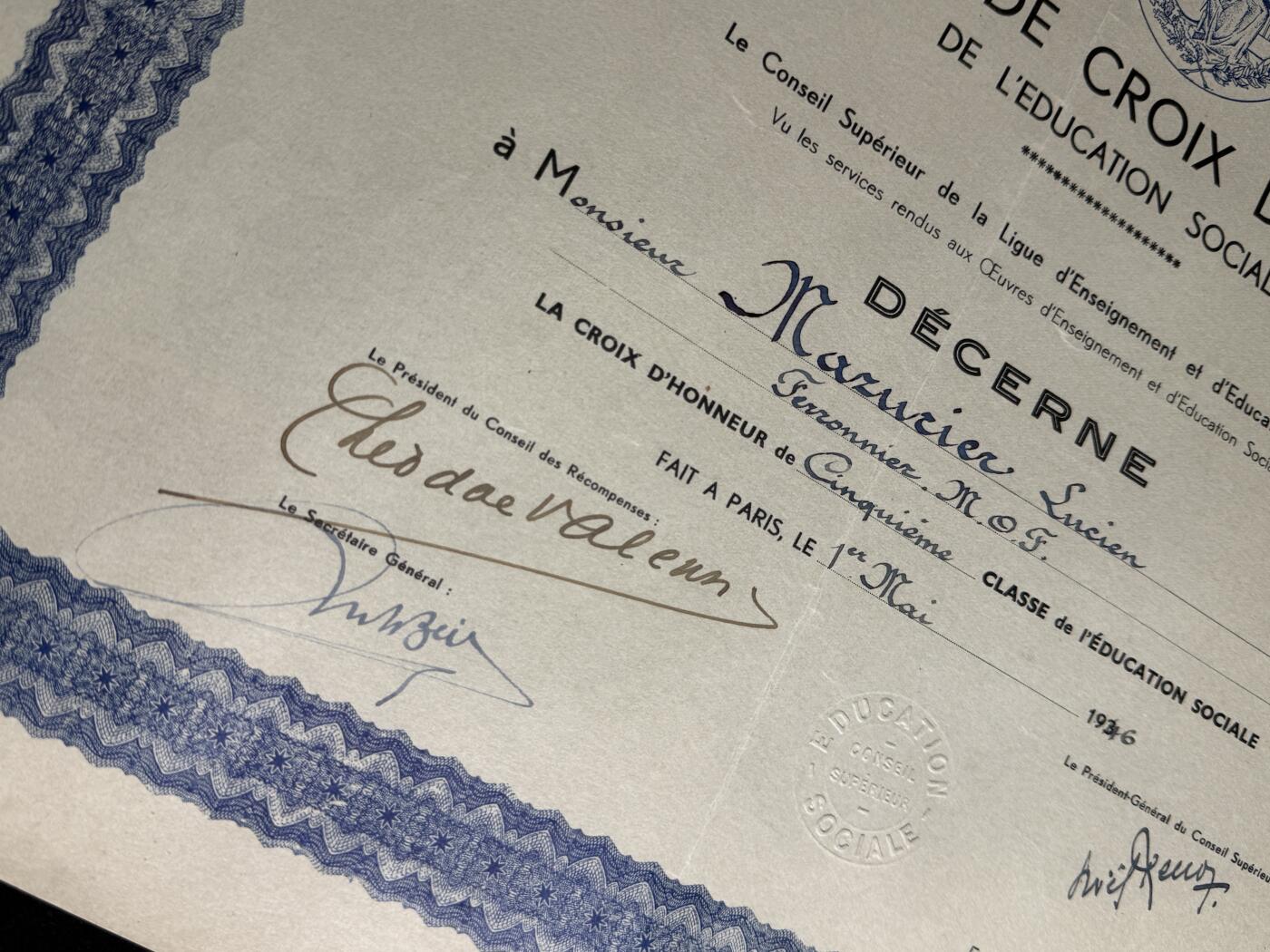 欢庆元旦！戎马世界章牌大赏第109期元旦大拍 法国社会教育荣誉十字勋章证书，1936年法国教学与社会教育联盟最高委员会 授予Lucien Adrien Mayriller