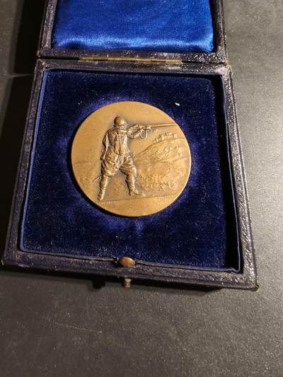 老王徽章第170期 - 英国1931年埃塞克斯步兵团射击竞赛大铜章     原盒     直径39mm    重量31g