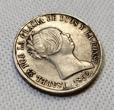 甄臻铺-世界币章拍卖（第44期）精品场拍品征集中，送拍享返佣金等优惠多多 西班牙伊莎贝尔二世10R(瑞斯)猪头妹  珍惜品种，包浆细节很好，几乎没有什么磨损，某鱼通货900+挂牌   1852年，29.5mm  13.1g  90Ag，细节见图