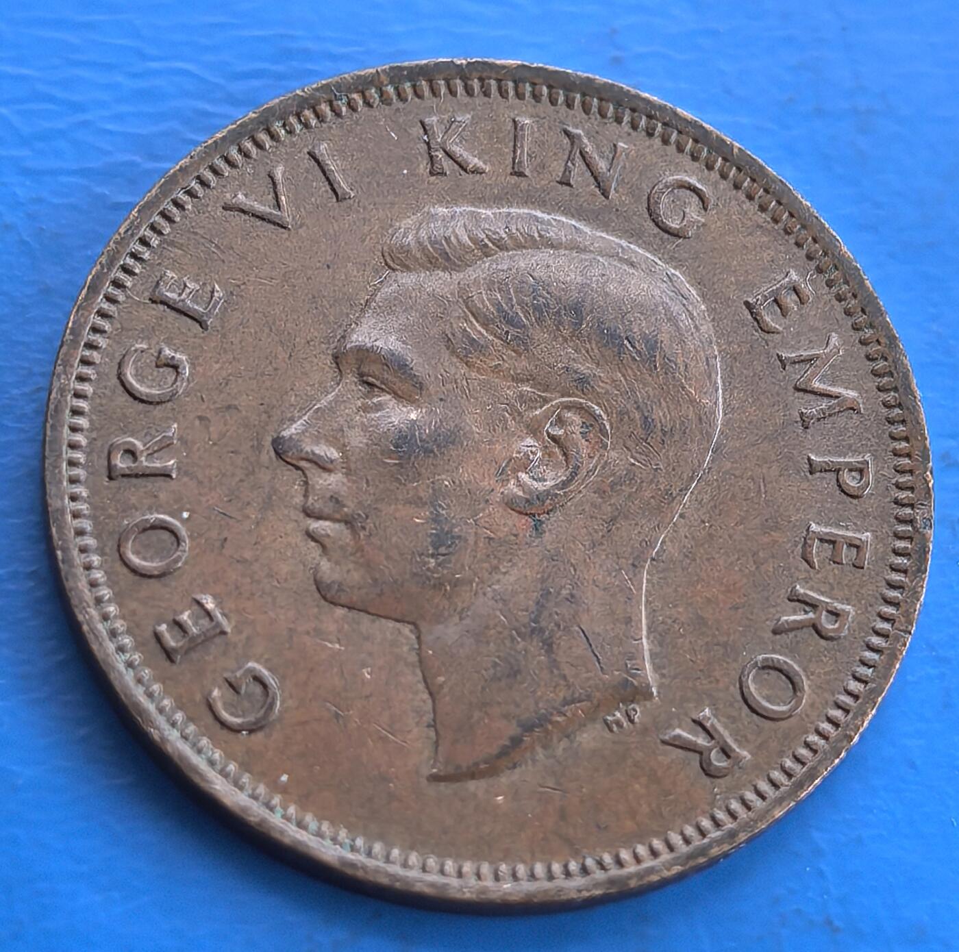 外国优质老铜币高银银币，周六九点倒数截拍，满百包邮，持续收拍 新西兰1942年半便士，正面为乔治六世头像及 “GEORGE VI KING EMPEROR” ，体现英王室关联；背面是毛利文化象征 “ hei - tiki ”（ 毛利护身符 ），环绕 “NEW ZEALAND HALF PENNY 1942” 。由托马斯・汉弗莱・佩吉特（ obverse ）、伦纳德・康沃尔・米切尔（ reverse ）设计，见证二战时新西兰货币与文化融合，具历史、收藏及文化研