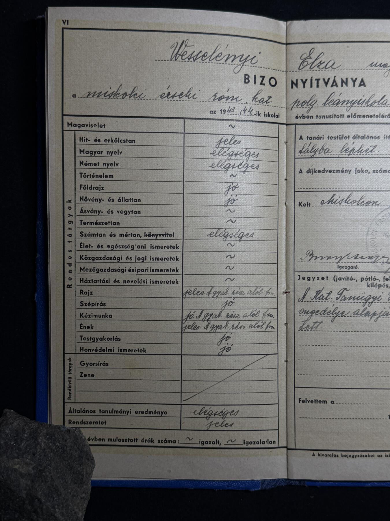 欢庆元旦！戎马世界章牌大赏第109期元旦大拍 匈牙利20世纪中期学生成绩与升学证明册原件，证件持有人为 Veszelémy Elza，就读于米什科尔茨女子学校（Miskolci leányiskola）