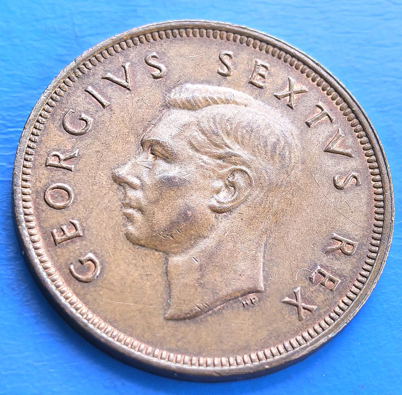 外国优质老铜币高银银币，周六九点倒数截拍，满百包邮，持续收拍 极美带原光南非1951年大便士。正面是乔治六世头像及 “GEORGIVS SEXTVS REX” 铭文，彰显王权；背面为 “Dromedaris” 帆船（1652 年荷兰东印度公司赴南非建补给站的船 ），环绕 “SUID - AFRIKA・SOUTH AFRICA 1951 1D” ，融合殖民历史与航海文化，具历史、收藏及文化研究价值