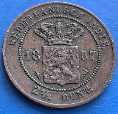 外国优质老铜币高银银币，周六九点倒数截拍，满百包邮，持续收拍 - 荷属东印度 1857 年2.5 分大铜币，亮点十足：正面有荷兰王室皇冠、纹章，环绕 “NEDERLANDSCH INDIE（荷兰东印度）” 及纪年 “1857”“2 1/2 CENT”，彰显殖民统治印记；背面是爪哇文、马来文等文字，体现多元文化融合。它见证荷兰殖民东南亚的历史，铜质材质历经超 160 年留存，设计融合欧洲王室与当地文化，对研究殖民货币史、文化交流意义重大，是承载历史记忆的实物见证 