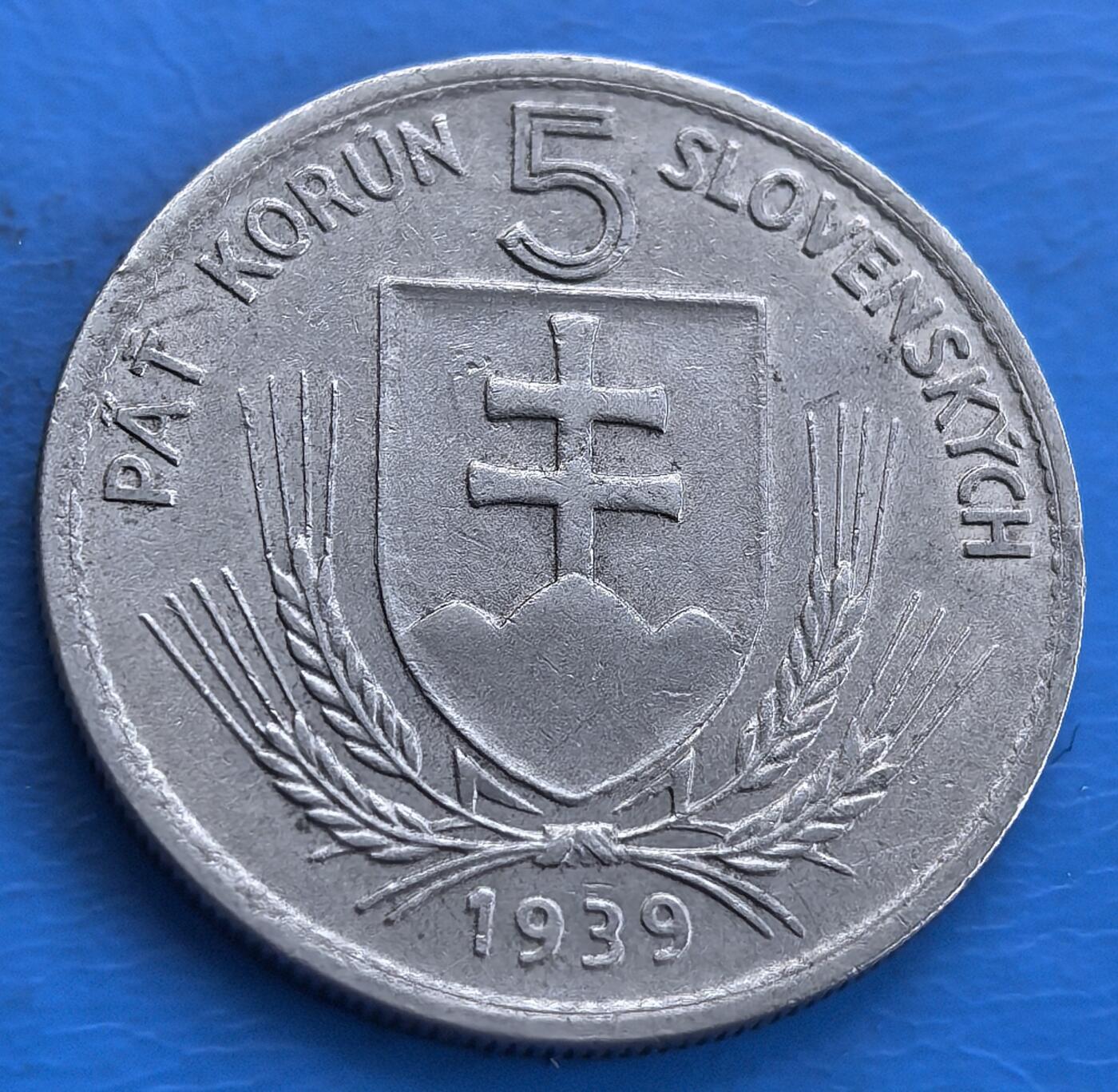 外国优质老铜币高银银币，周六九点倒数截拍，满百包邮，持续收拍 斯洛伐克 1939 年5 克朗。正面是斯洛伐克政治家、天主教神父安德烈・赫林卡头像，铭文 “ZA BOHA ŽIVOT・ZA NÁROD SLOBODU”（为上帝献身，为民族自由）；背面是斯洛伐克盾徽与麦穗，体现国家象征。它是斯洛伐克自治时期货币，见证二战前复杂历史，设计融合宗教、民族精神，具历史研究与收藏价值 。