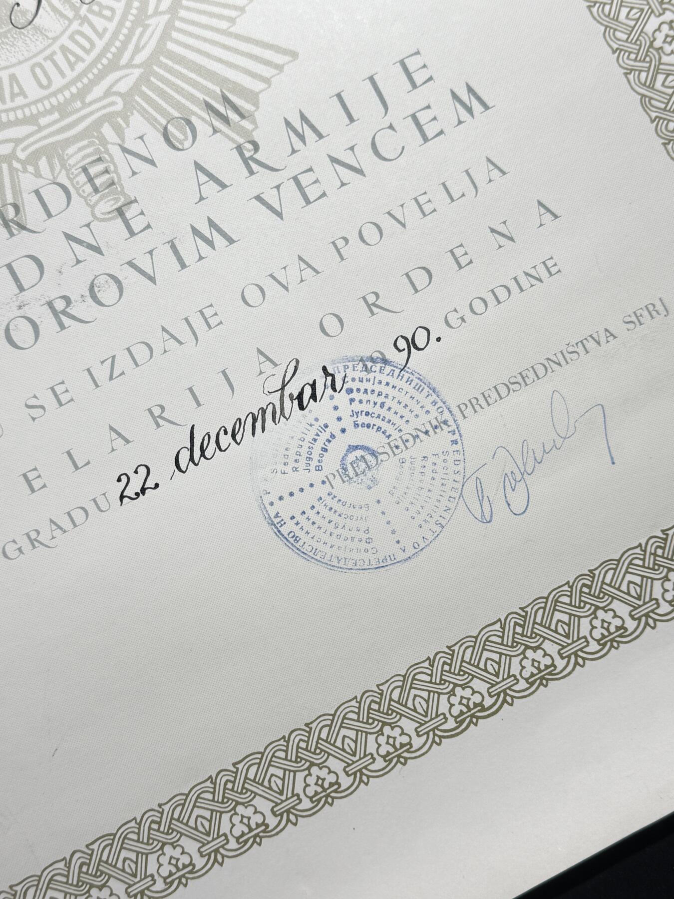 欢庆元旦！戎马世界章牌大赏第109期元旦大拍 南斯拉夫一级人民军勋章大证书，解体前夕授予中将Milan J. Gruji，非常少见，一级人民军仅颁发500多枚（该证书即为那五百分之一）授予事迹“ 因在南斯拉夫武装力量的建设与强化中作出特殊贡献，在指挥武装力量部队方面取得特殊成就，并为保卫南斯拉夫社会主义联邦共和国的主权与独立，完成了部队战力巩固及作战能力培养的重要工作”