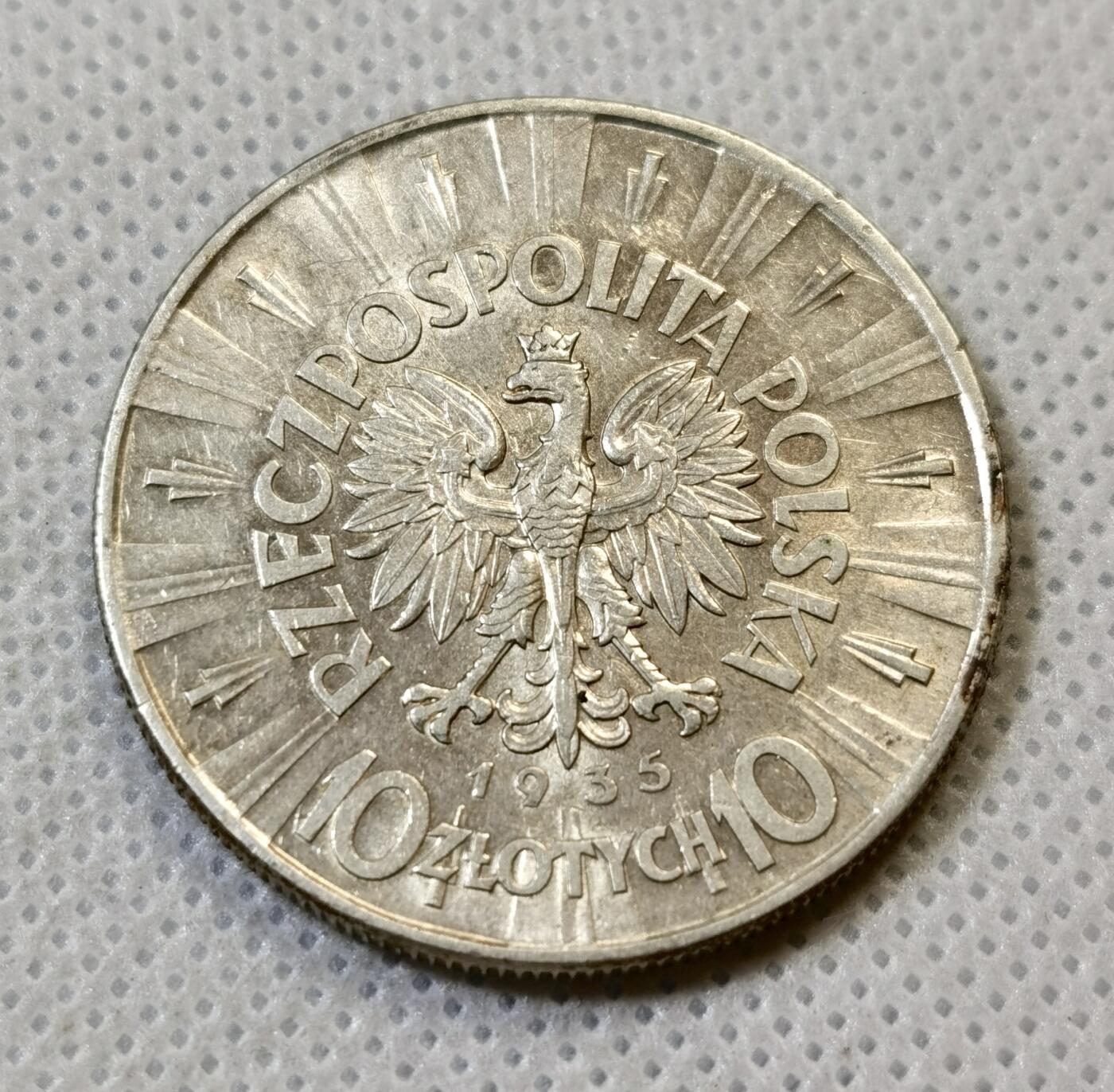 甄臻铺-世界币章拍卖（第44期）精品场拍品征集中，送拍享返佣金等优惠多多 UNC品相波兰1935毕苏斯基10兹罗提银币，波兰系列好品本就少见，这个品种更是名誉品种之一，细节见图