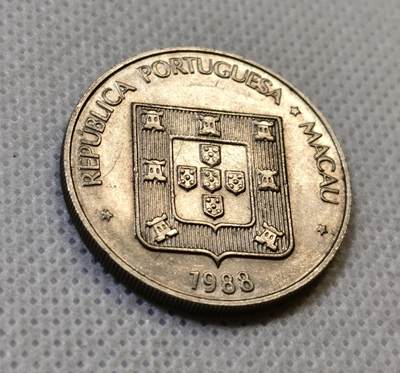 甄臻铺-世界币章拍卖（第44期）精品场拍品征集中，送拍享返佣金等优惠多多 中国澳门1988年龙年龙生肖5元纪念币，细节见图