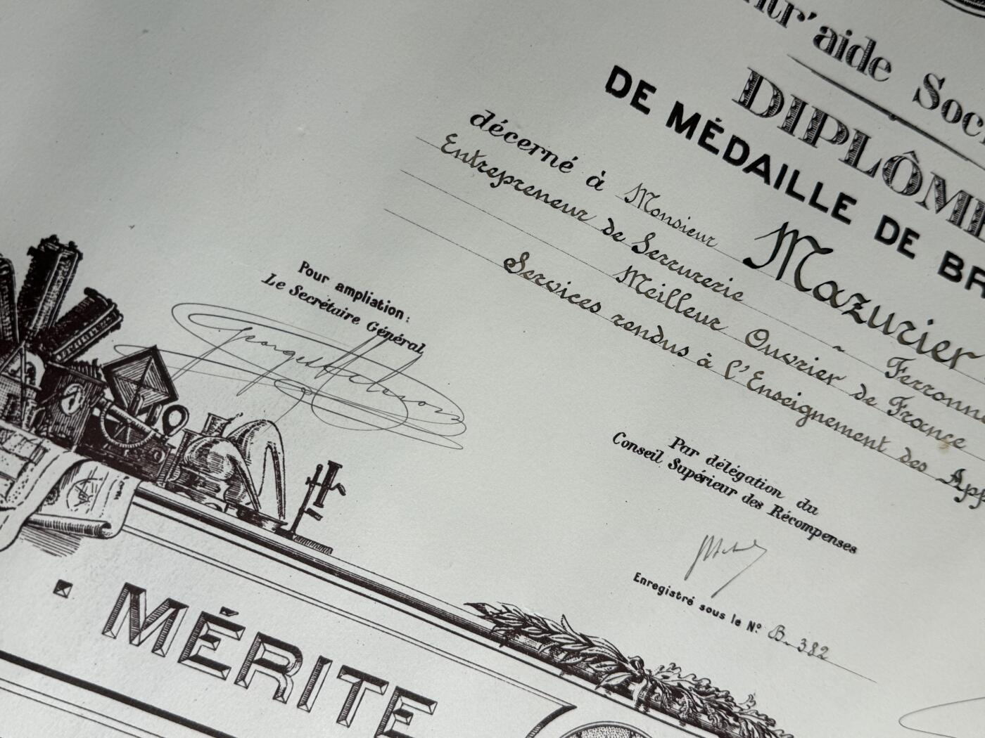 欢庆元旦！戎马世界章牌大赏第109期元旦大拍 法国社会互助与慈善联盟铜质奖章证书，1952年授予Lucien Mayriller（马赛的法国马赛的建筑企业家/工人）