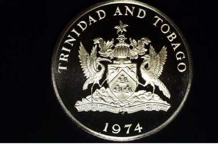 ❤️【币观天下】❤️ 第335期钱币拍卖- 2025.12.19周五晚上6点半场-长期征集拍品 1974 年特立尼达和多巴哥大号纯银精铸 10 美元地图/船/海豚/剑鱼 原盒包装