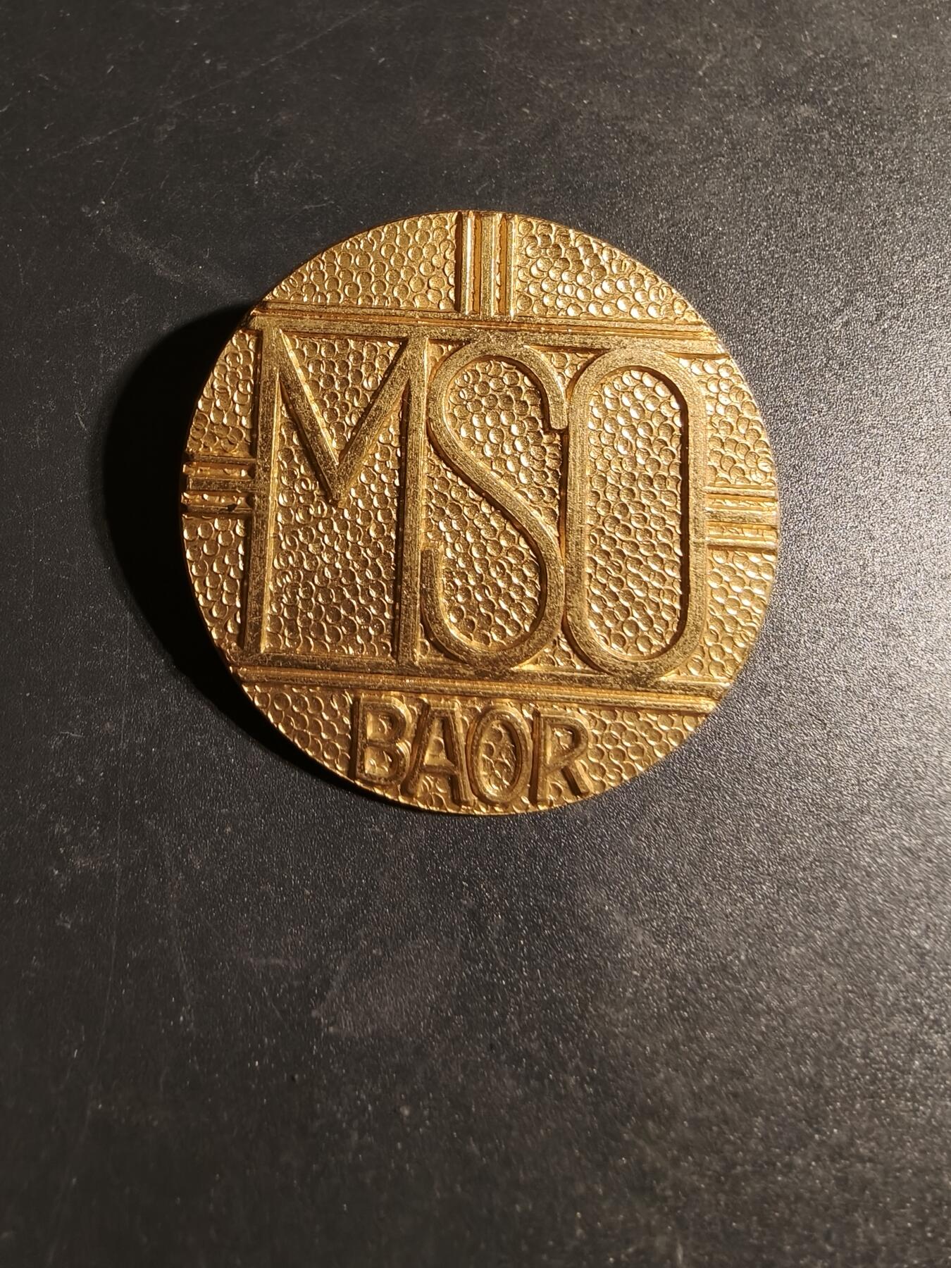 老王徽章第170期 英国莱茵河陆军混合服务组织帽徽     该组织在第二次世界大战后成立，当时英国陆军占领德国莱茵兰地区。MSO的成员主要是来自东欧国家（如波兰）的流离失所者、前战俘和劳工，他们因害怕斯大林统治下的政权而不愿返回祖国。