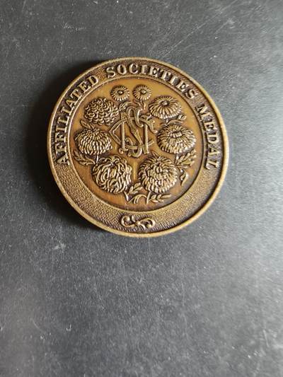 老王徽章第170期 - 英国国家菊花协会铜章     直径45mm     重量43g