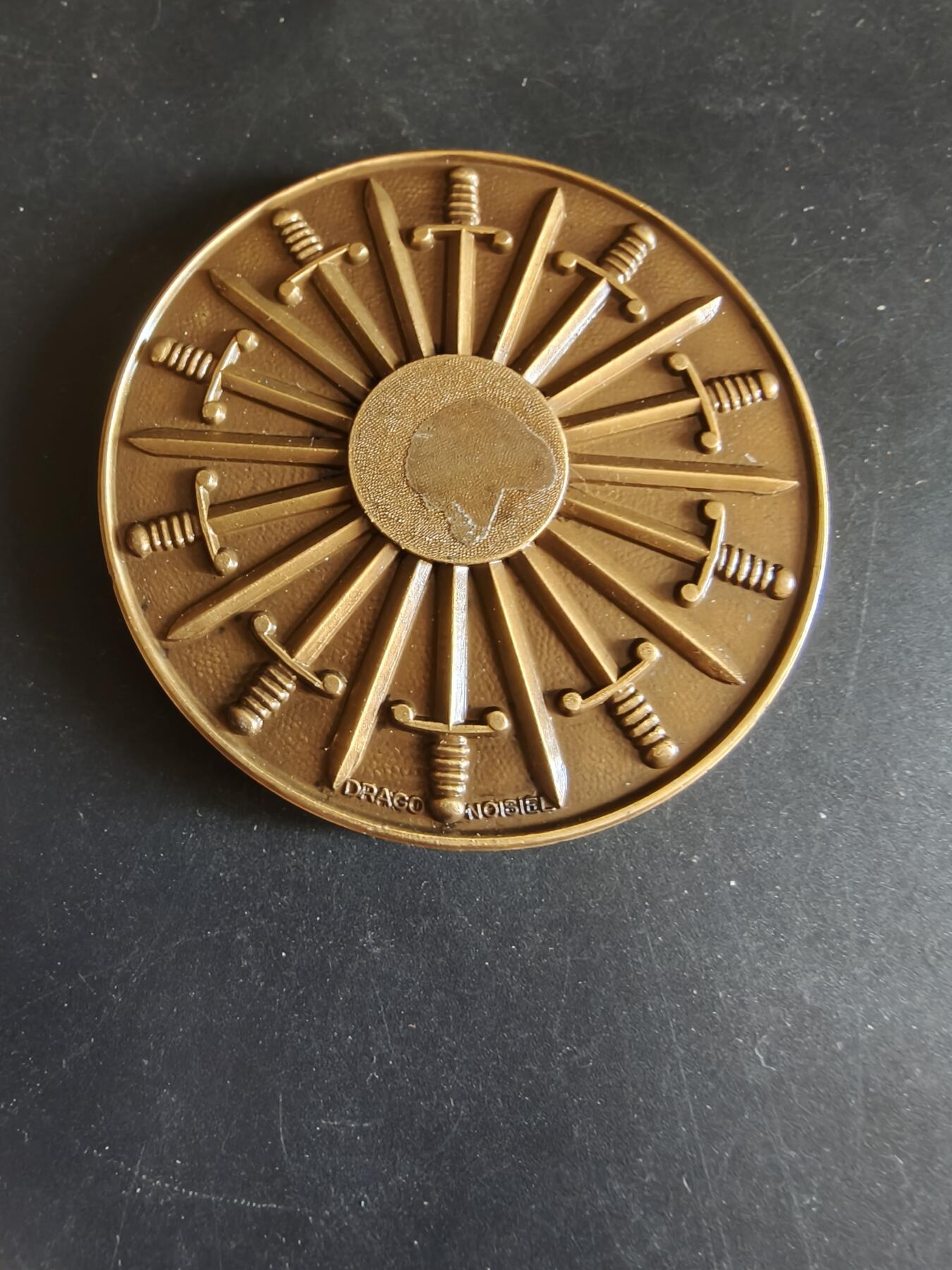 老王徽章第170期 法国圆桌骑士主题纪念章     原盒     直径68mm     重量114.6g