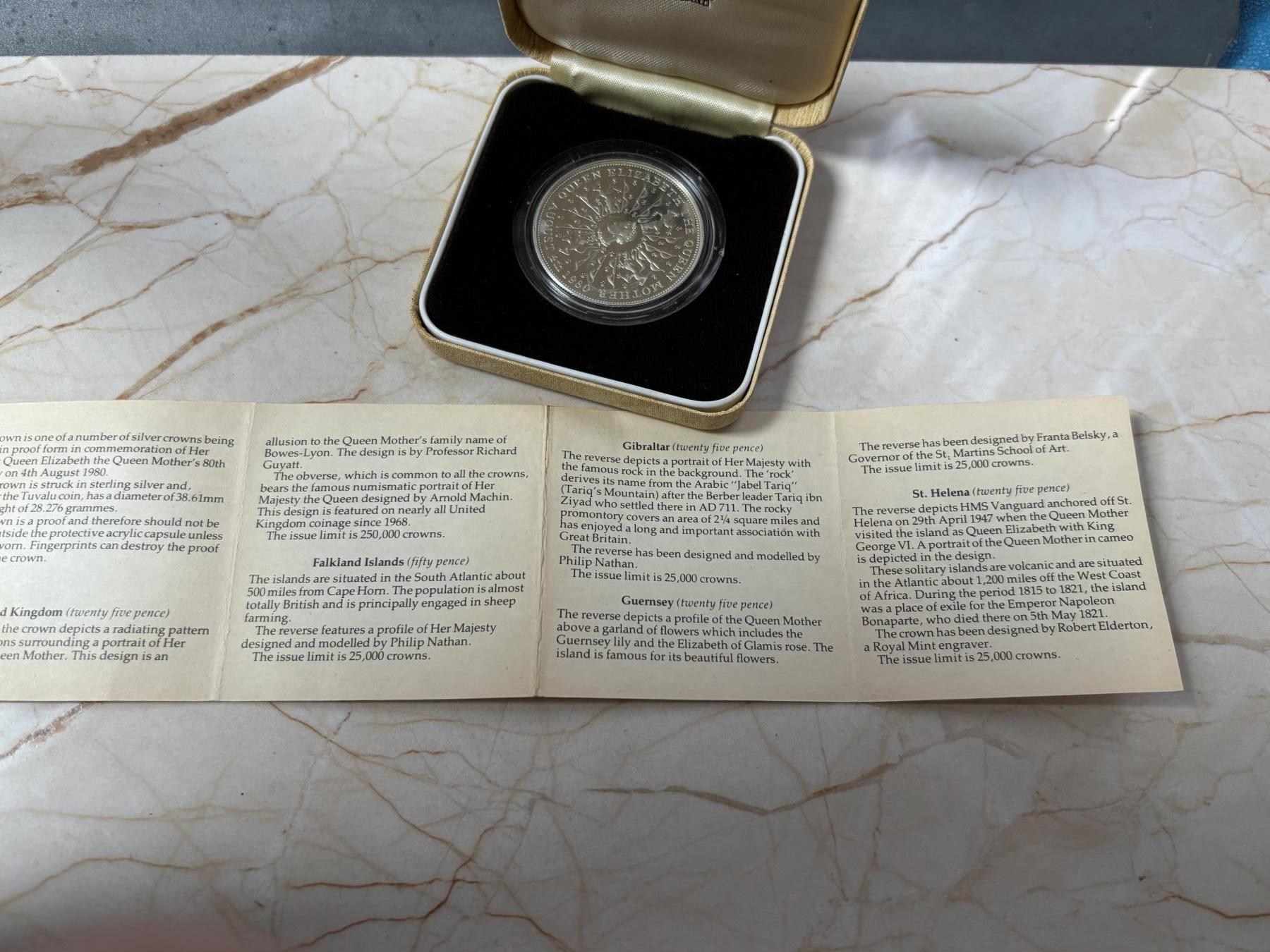 第185期拍卖 英国 1980年  女王母亲80岁生日25便士精制克朗银币原盒证书。925银 28.07克 发行量：25万枚 币有氧化，【银价374】