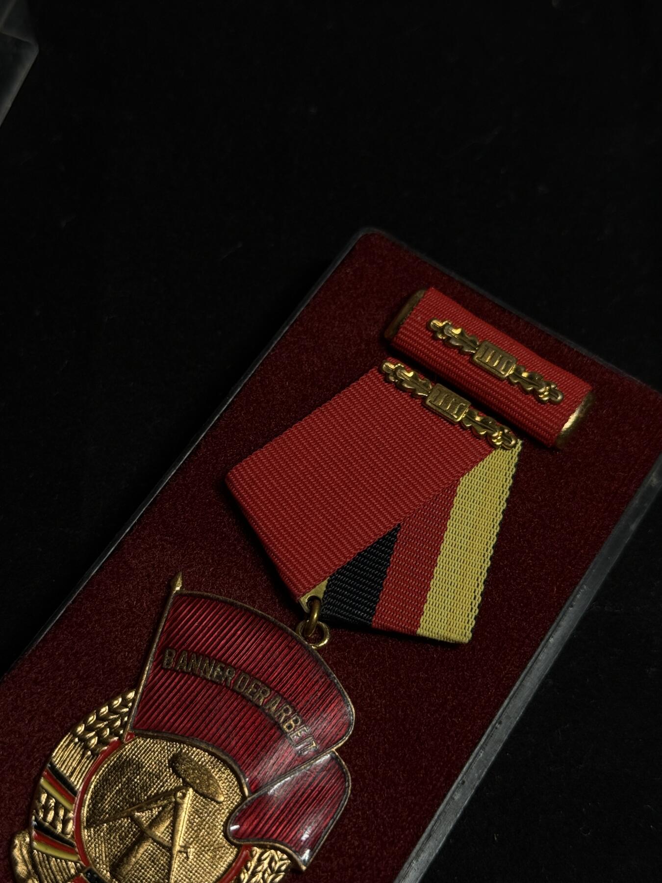 欢庆元旦！戎马世界章牌大赏第109期元旦大拍 东德三级劳动旗帜勋章