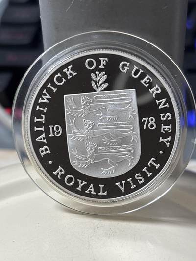 第185期拍卖 - 根西岛1978年皇家访问25便士精制银币  925银 28.28克 发行量：2万5千 ，有氧化。【银价378】