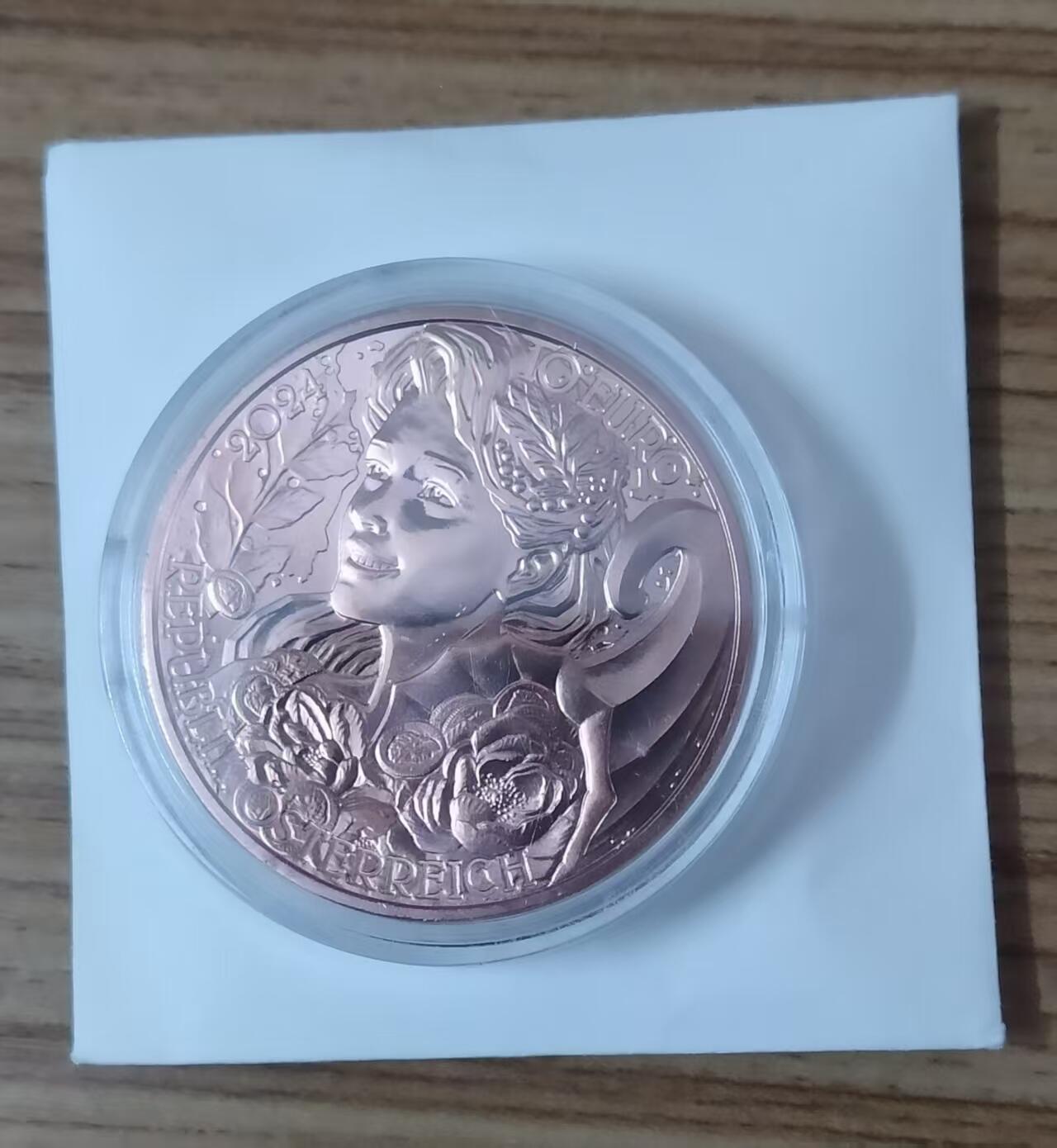 ❤️【币观天下】❤️ 第335期钱币拍卖- 2025.12.19周五晚上6点半场-长期征集拍品 奥地利2024年10欧元，花语系列-(中国国花)牡丹，包装盒齐全. 法定面值10€，紫铜纪念币(原装全新)，中国元素，爱情相思硬币