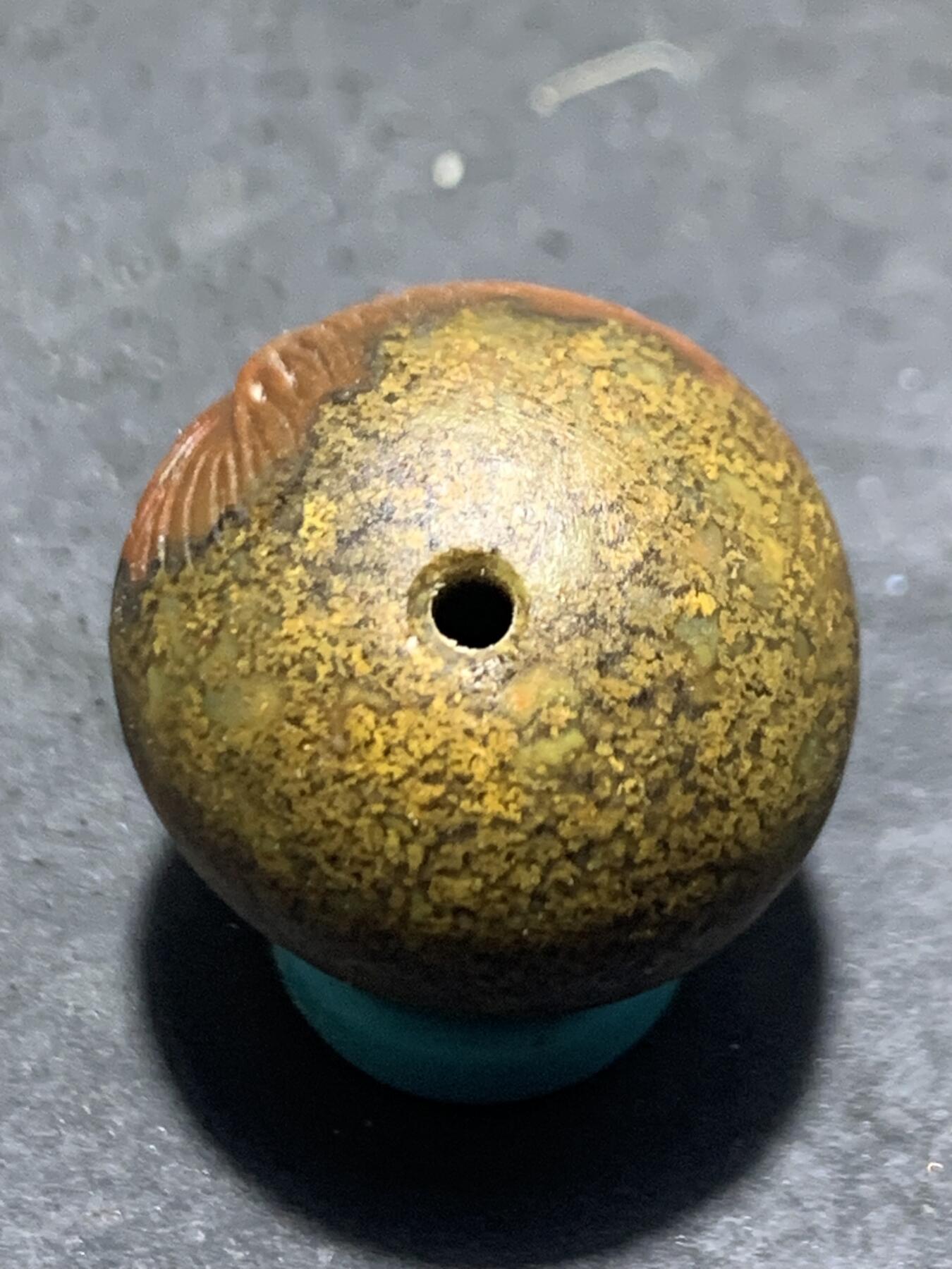 精美亚光草花纹战国红玛瑙手工俏色巧雕大叶有成珠一个，