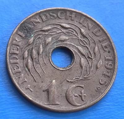 外国优质老铜币高银银币，周六九点倒数截拍，满百包邮，持续收拍 - 荷属东印度1945年壹分，正面 “NEDERLANDSCH INDIE 1945 1 Ct” 搭配稻穗图案，背面有阿拉伯文及莲花等，见证殖民历史，融合多元文化元素，中间圆孔设计独特，是研究荷属东印度货币、文化交融的实物 。