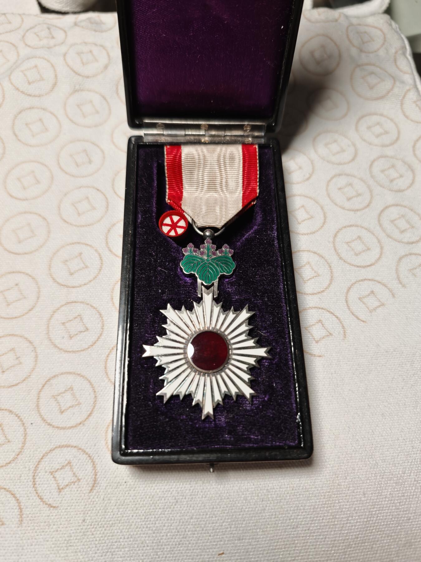 抚柳草堂-第二期章牌钱币 奖章勋章限时免佣 满百包邮 放漏专场 勋六等单光旭日章 银质36.9g七宝烧工艺 原盒带杯绶 品相很好推荐