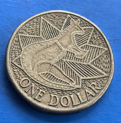 外国优质老铜币高银银币，周六九点倒数截拍，满百包邮，持续收拍 - 澳大利亚1988年袋鼠壹元，以几何星形衬底、袋鼠图案，独特设计展现澳本土元素，是记录澳文化标识、具收藏价值的钱币 。