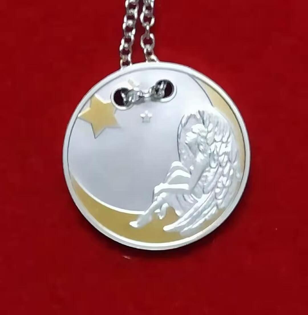 ❤️【币观天下】❤️ 第335期钱币拍卖- 2025.12.19周五晚上6点半场-长期征集拍品 喀麦隆2018,圣诞快乐-“星月天使”,金边币边、双圆孔项链吊坠、镀24K金精制银币. 配有原装项链,盒证全.