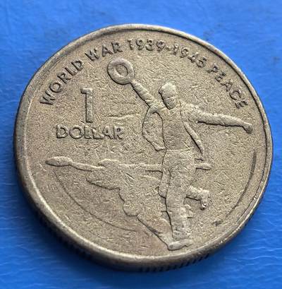 外国优质老铜币高银银币，周六九点倒数截拍，满百包邮，持续收拍 - 澳大利亚2005年二战和平纪念币。以人物举环、飞机图案，搭配 “WORLD WAR 1939 - 1945 PEACE” ，铭记战后和平愿景，是具历史纪念意义的钱币 。