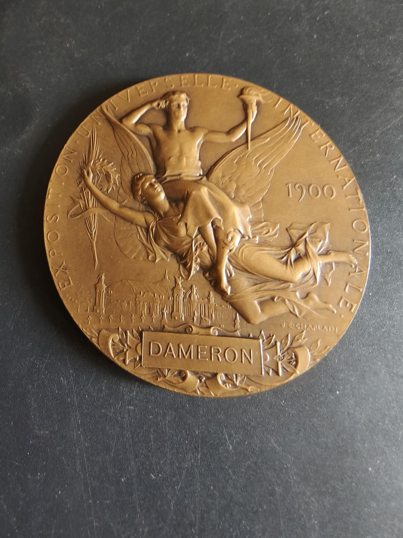 老王徽章第170期 法国1900巴黎世博会大铜章     大师夏普兰作品     直径64mm    重量99g