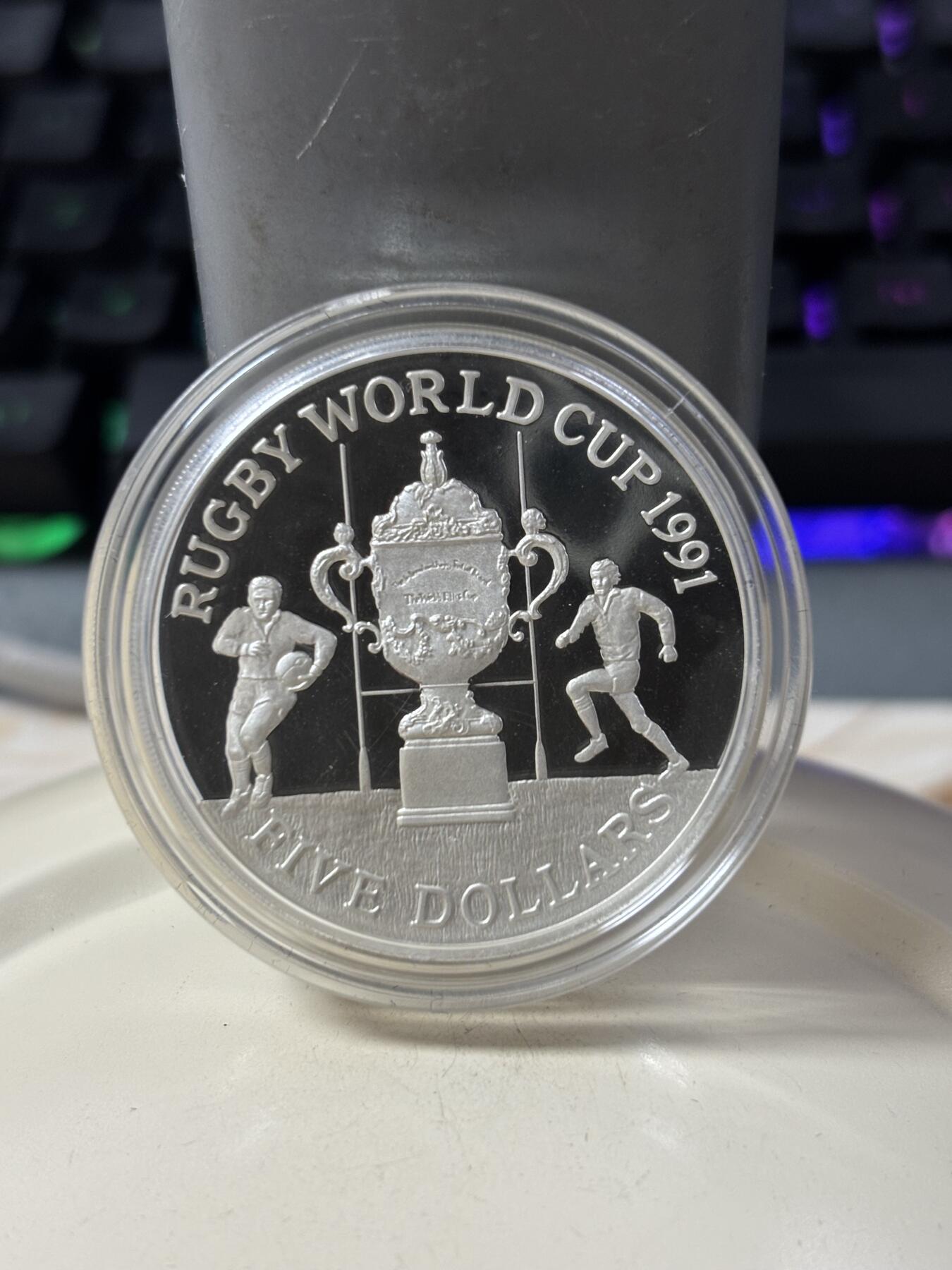 第185期拍卖 新西兰1991年世界杯纪念银币原盒证书，925银，27.22克，发行15000枚，盒子有脱皮，【银价364】