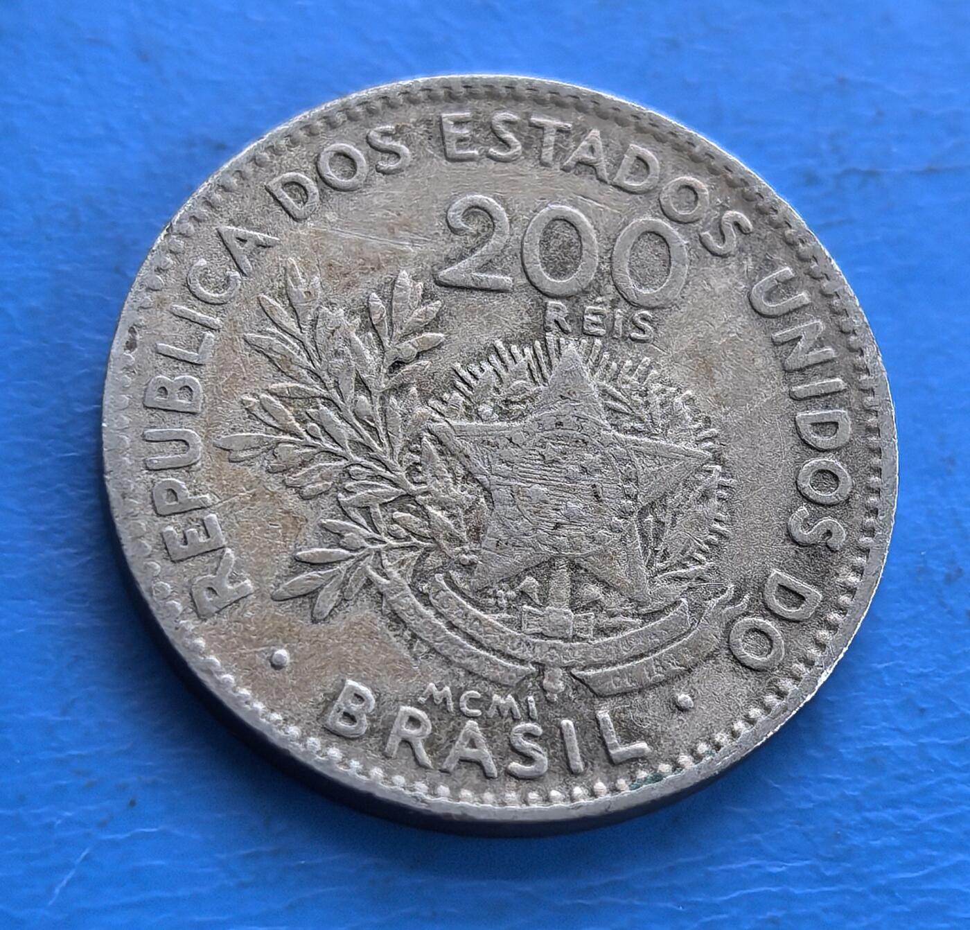 外国优质老铜币高银银币，周六九点倒数截拍，满百包邮，持续收拍 巴西1901 年自由女神200 瑞斯，正面铸 “REPUBLICA DOS ESTADOS UNIDOS DO BRASIL（巴西合众国）” 及 “200 RÉIS” ，搭配五角星、橄榄枝等图案，展现共和象征；背面是头戴自由帽的女性头像，环饰星星，呼应美洲文化符号。见证巴西共和初期货币史，设计融合国家身份与地域文化，对研究巴西历史、货币演变意义独特，是承载时代记忆的实物 。